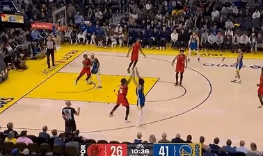 桑托斯张弓搭箭三分再中，次节开局勇士已命中10记三分