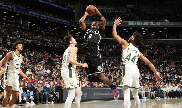 足球游戏-利德尔21分萨拉夫19+5 篮网主场力克雄鹿|迪昂|布鲁克林篮网队|密尔沃基雄鹿队|德雷克·鲍威尔|诺曼·鲍威尔_新浪体育_新浪新闻