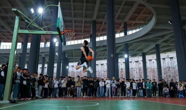 足球比赛直播-重庆移通学院邀CBA草根扣篮王矣进宏等名将 带来“零距离”篮球盛宴