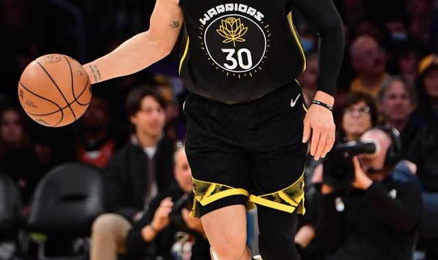 足球免费直播观看-库里复出勇士五连胜却遭湖人终结 客场疲软是硬伤