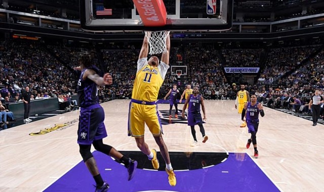 直播吧咪咕体育直播-看起来与两大核心的兼容度非常高？但湖人替补中锋毕竟能力有限啊